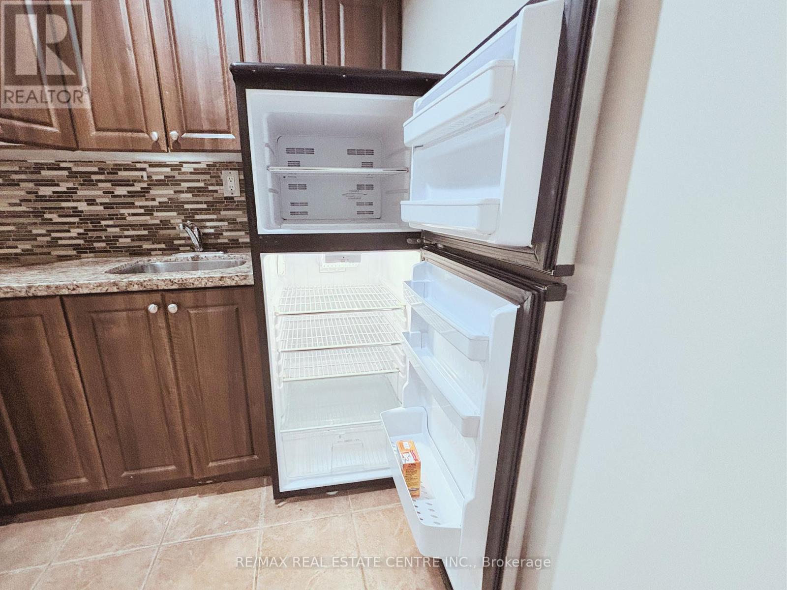 Basement Unit 1 - 1400 Greenbriar Drive, Oakville, Ontario  L6M 1Z9 - Photo 5 - W13064442