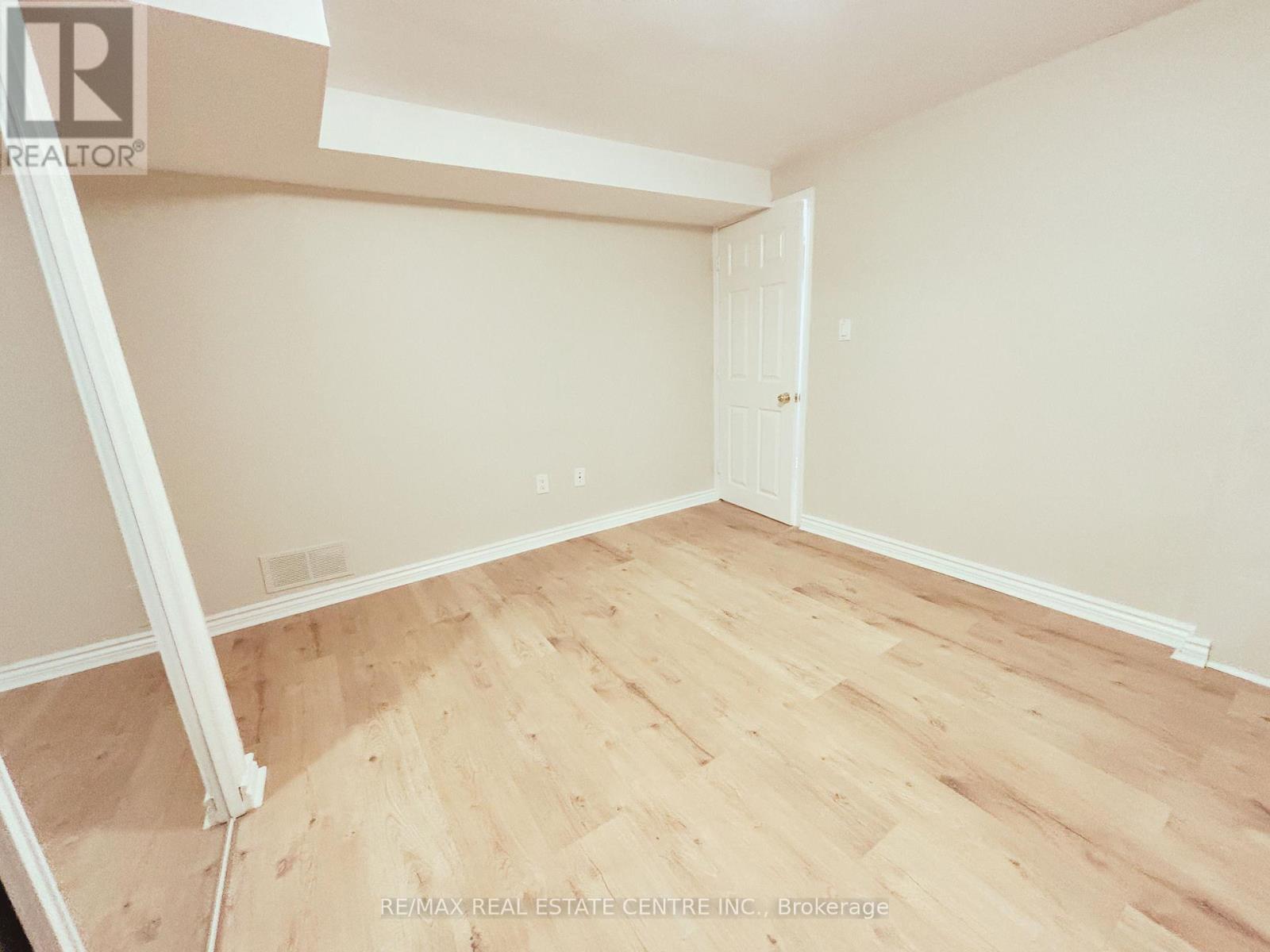 Basement Unit 1 - 1400 Greenbriar Drive, Oakville, Ontario  L6M 1Z9 - Photo 8 - W13064442