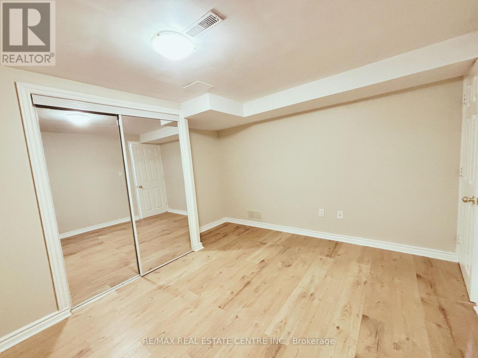 Basement Unit 1 - 1400 Greenbriar Drive, Oakville, Ontario  L6M 1Z9 - Photo 9 - W13064442