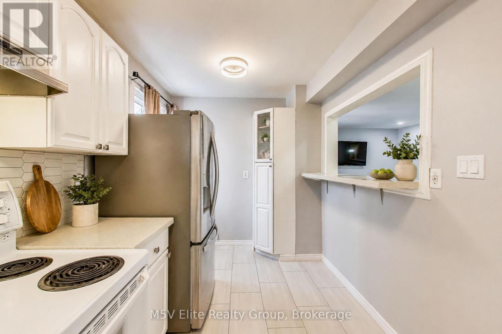 2 - 105 Dovedale Drive, Whitby, Ontario  L1N 1Z7 - Photo 8 - E13064416
