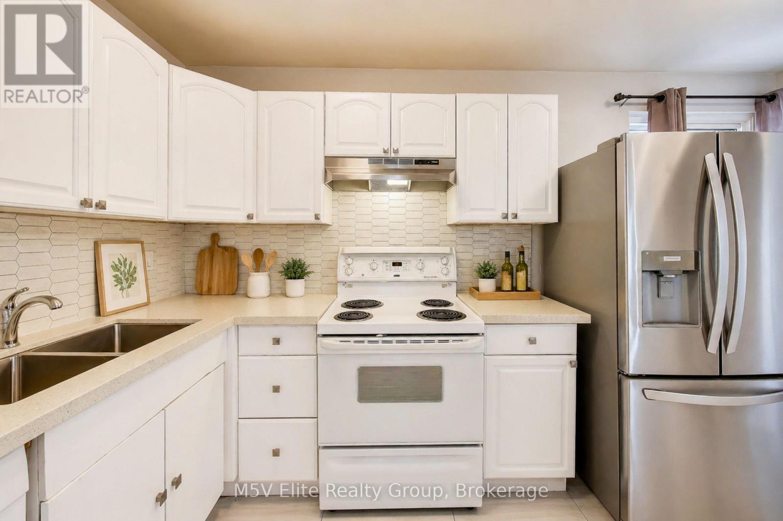 2 - 105 Dovedale Drive, Whitby, Ontario  L1N 1Z7 - Photo 7 - E13064416