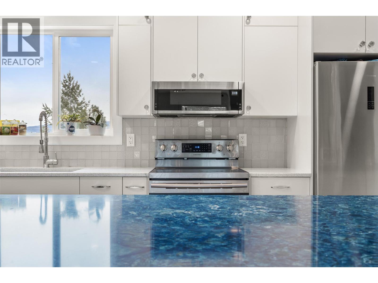 571 Mountain Drive, Vernon, British Columbia  V1H 2B7 - Photo 8 - 10378143
