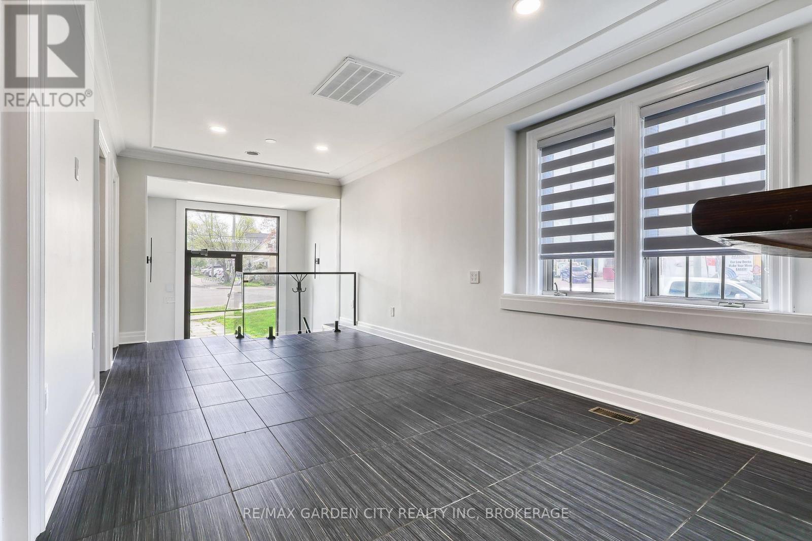 Main Floor Main Building - 141 Eastchester Avenue, St. Catharines, Ontario  L2P 2Z5 - Photo 2 - X13064534