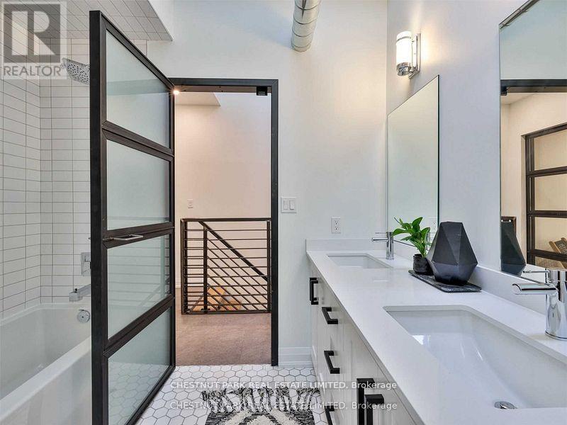 14 Allen Avenue, Toronto, Ontario  M4M 1T4 - Photo 17 - E13064566