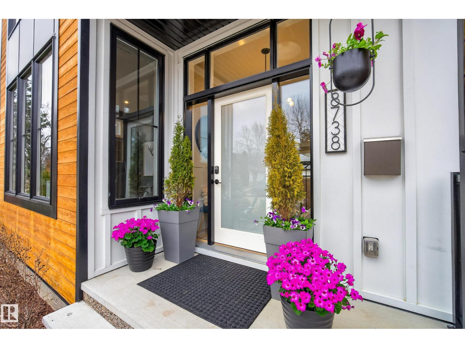 8738 89 Av Nw, Edmonton, Alberta  T6C 1N7 - Photo 3 - E4484957