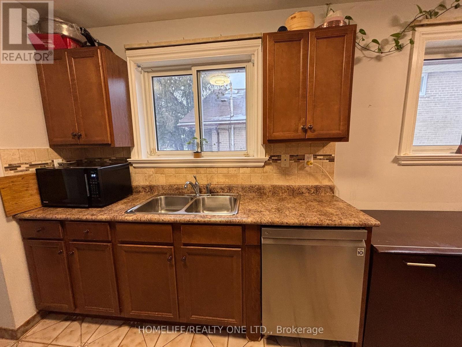 77 Newlin Crescent, Toronto, Ontario  M3L 1X5 - Photo 12 - W13064594