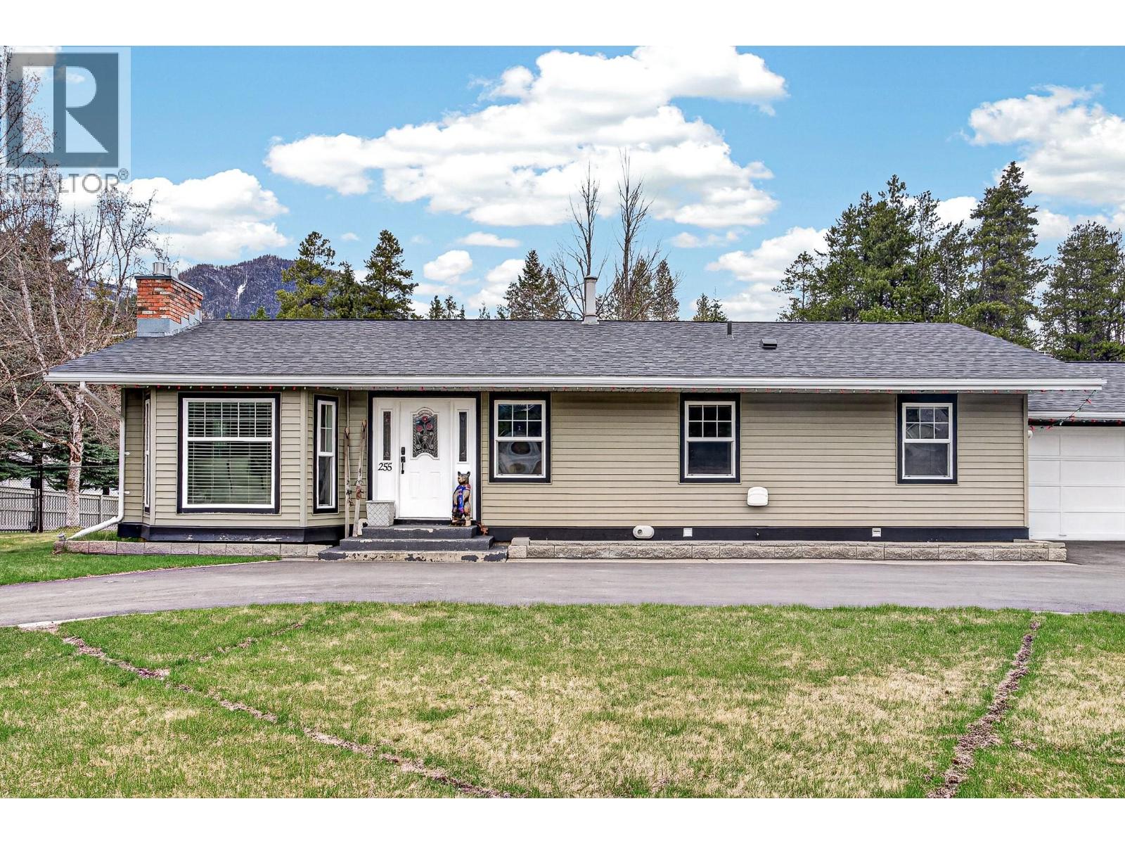255 Pine Avenue, Sparwood, British Columbia  V0B 2G0 - Photo 1 - 10385435