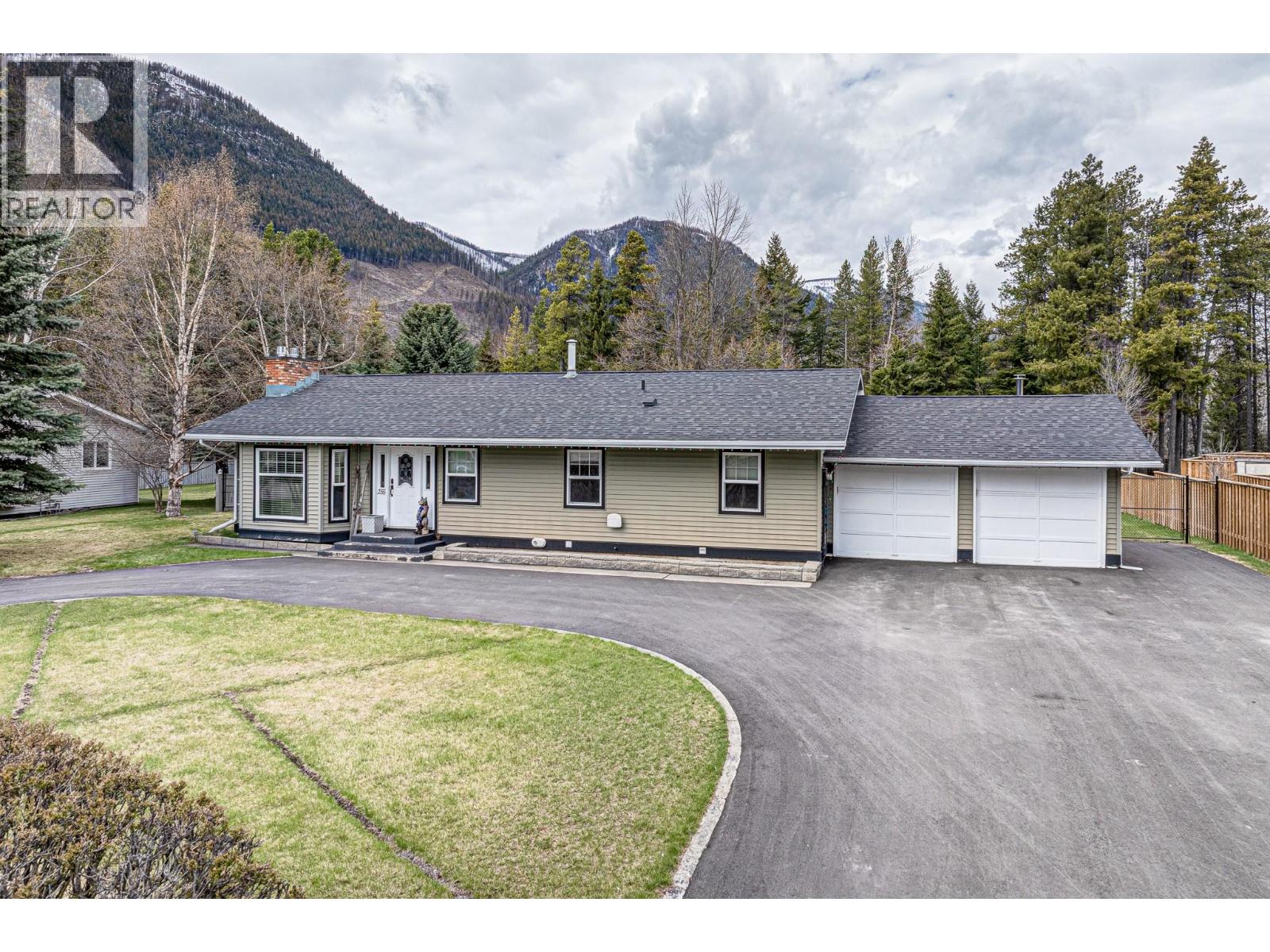 255 Pine Avenue, Sparwood, British Columbia  V0B 2G0 - Photo 32 - 10385435