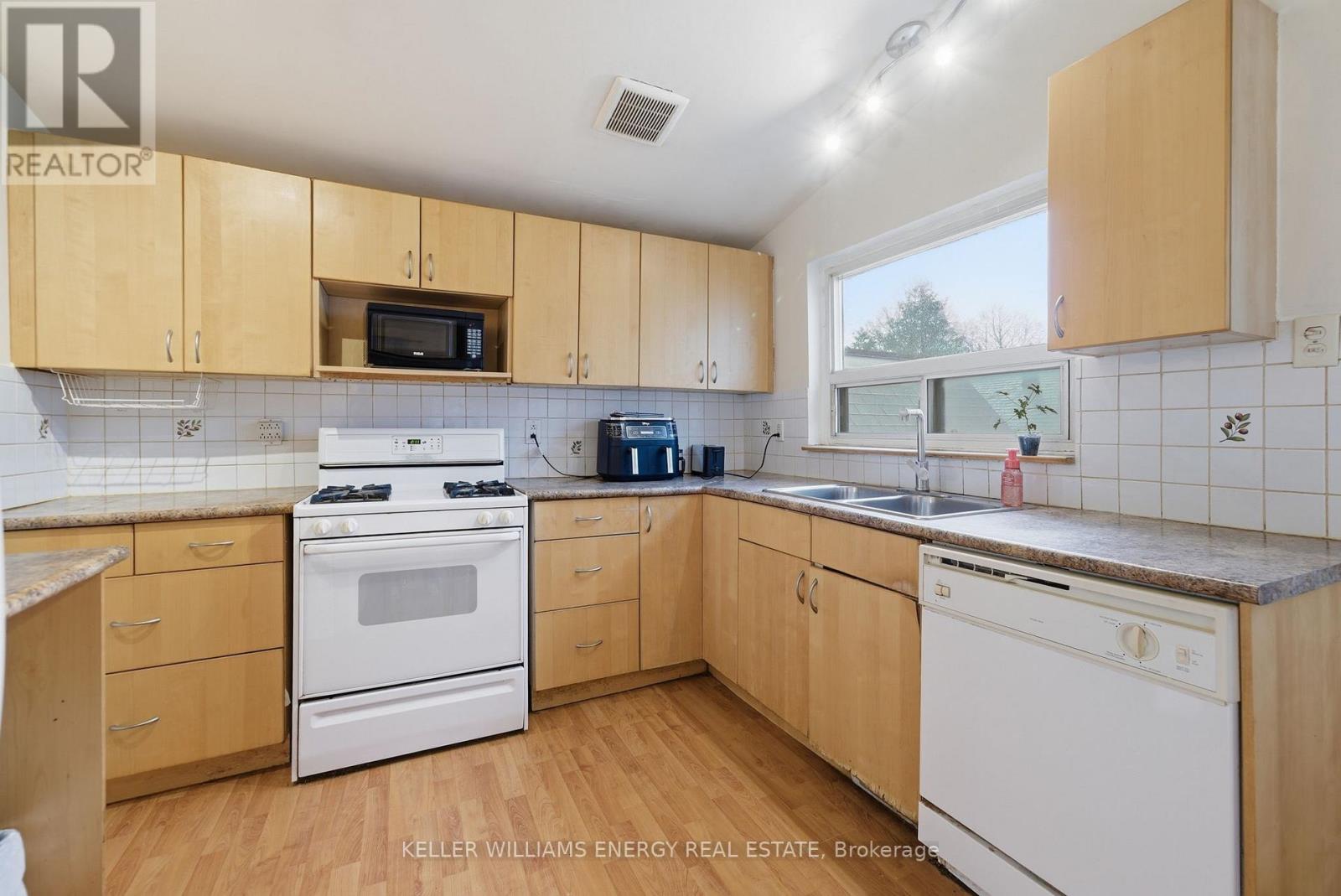 42 Oakley Boulevard, Toronto, Ontario  M1P 3P4 - Photo 4 - E13064876