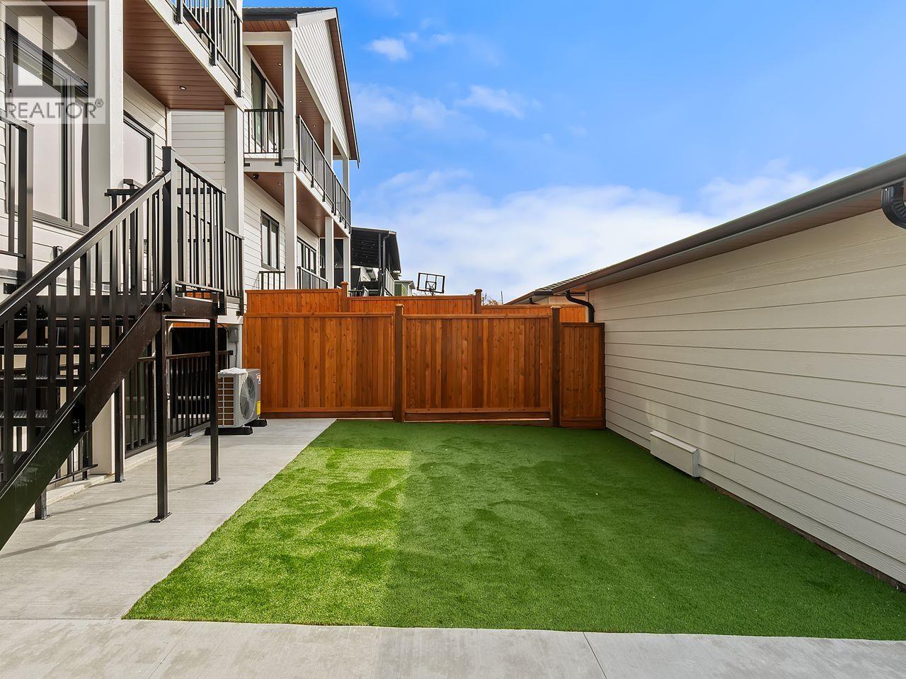 3 4432 Irmin Street, Burnaby, British Columbia  V5J 1X7 - Photo 3 - R3117935
