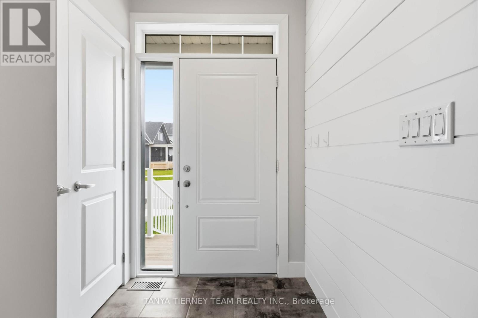 106 Sycamore Street, Blue Mountains, Ontario  L9Y 4E2 - Photo 4 - X13064878