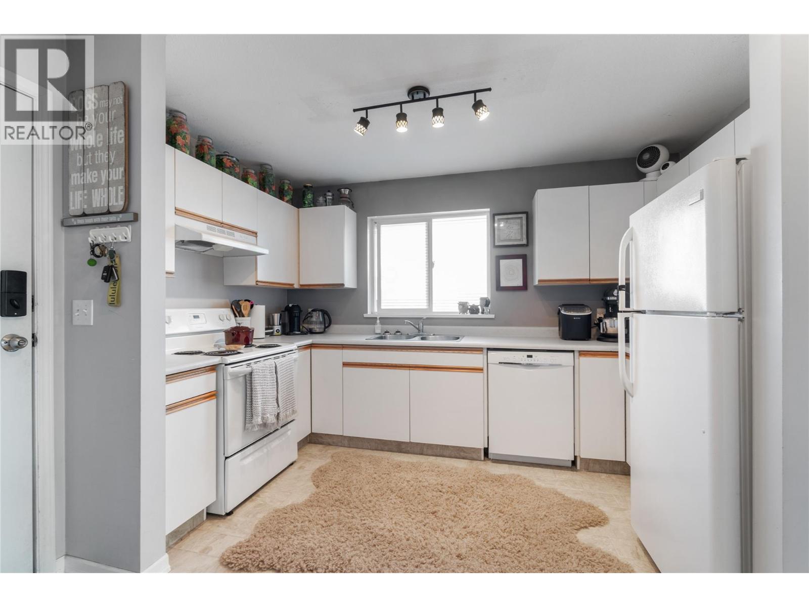 831 2 Street Se Unit# 201, Salmon Arm, British Columbia  V1E 1S6 - Photo 3 - 10385339