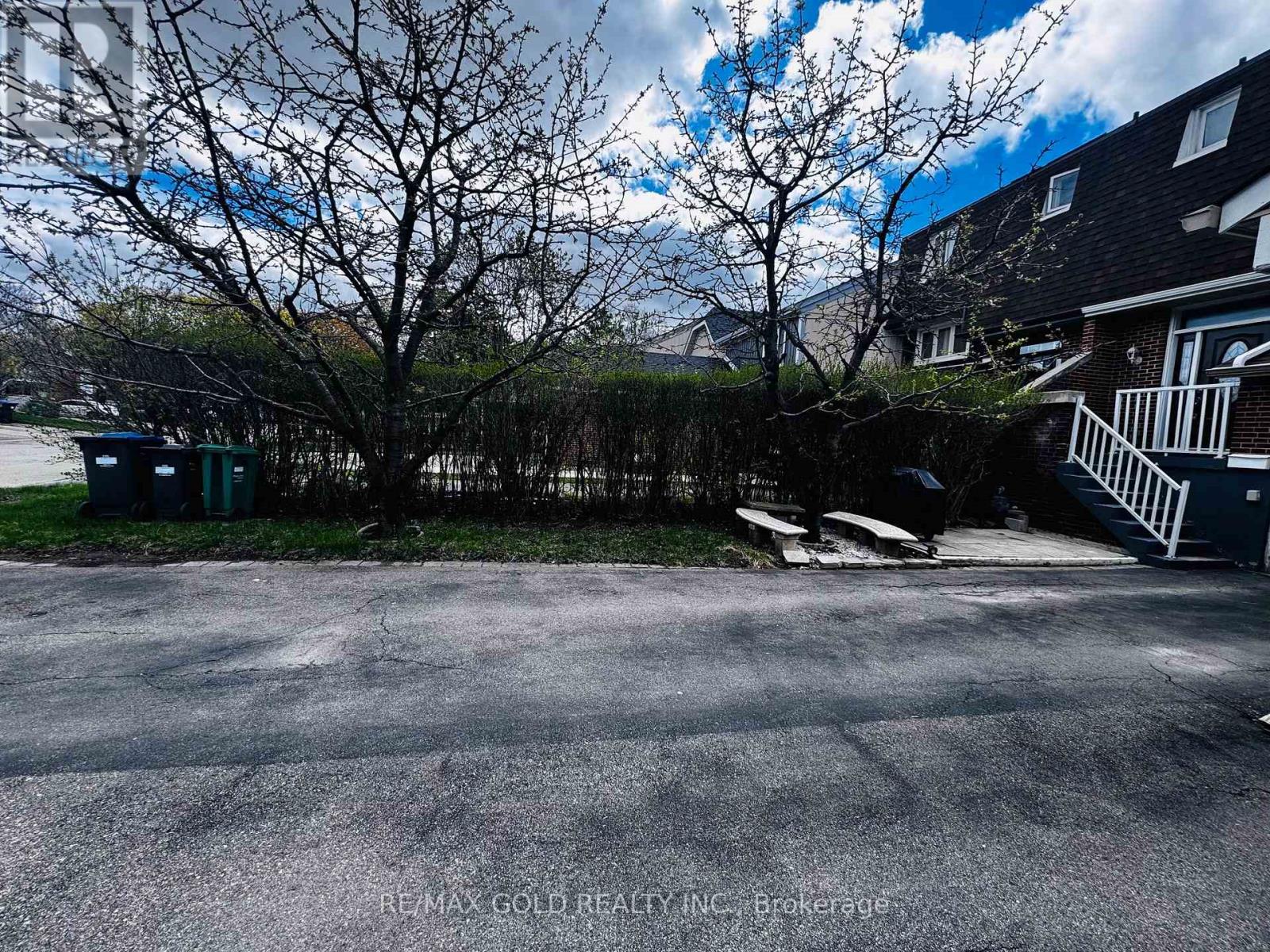 18 Peterson Court, Brampton, Ontario  L6Z 1K6 - Photo 3 - W12740648