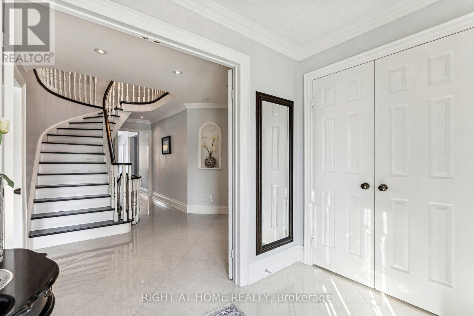 10 Claudia Avenue, Vaughan, Ontario  L4L 6S1 - Photo 5 - N12842528