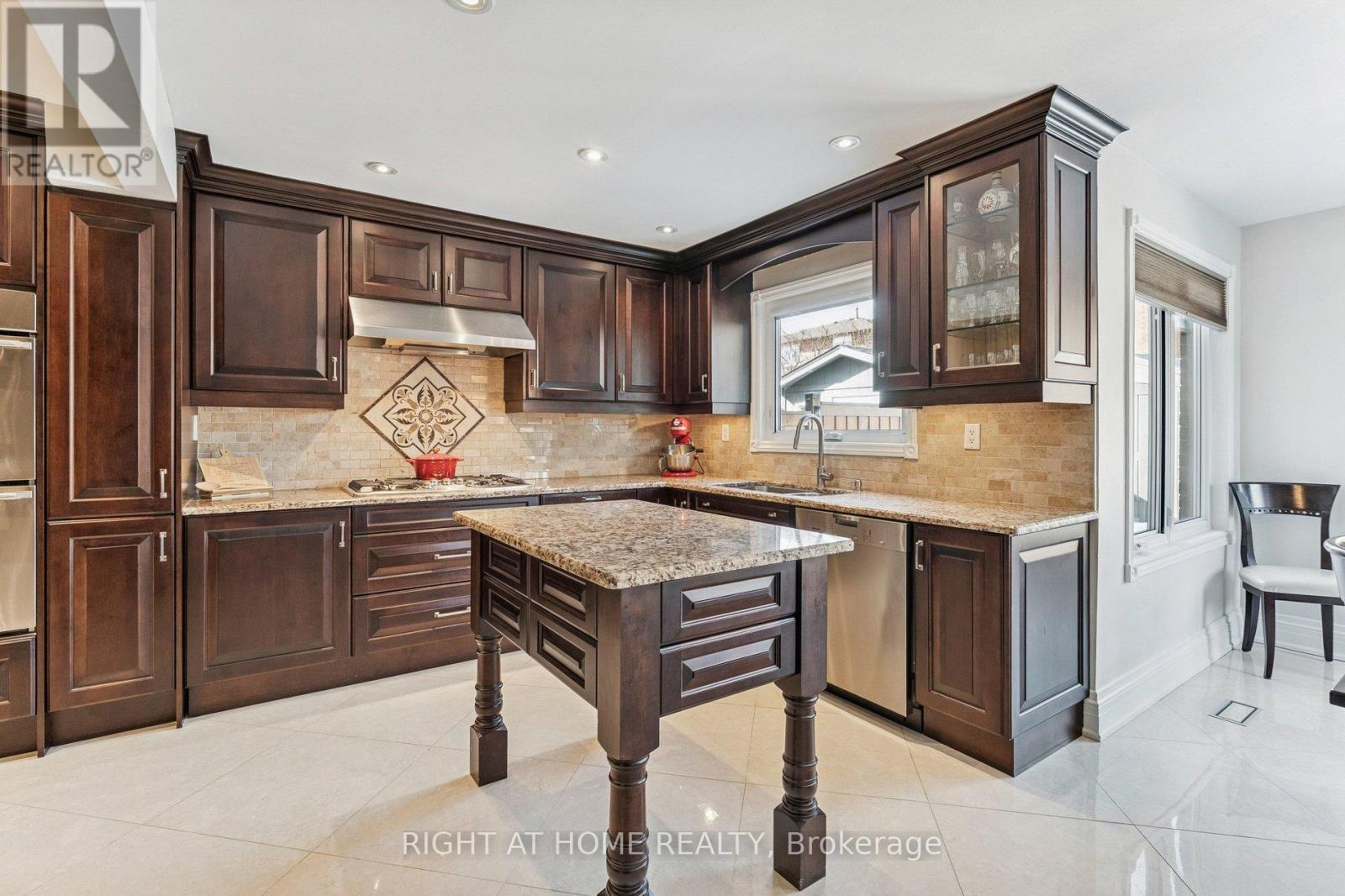 10 Claudia Avenue, Vaughan, Ontario  L4L 6S1 - Photo 11 - N12842528