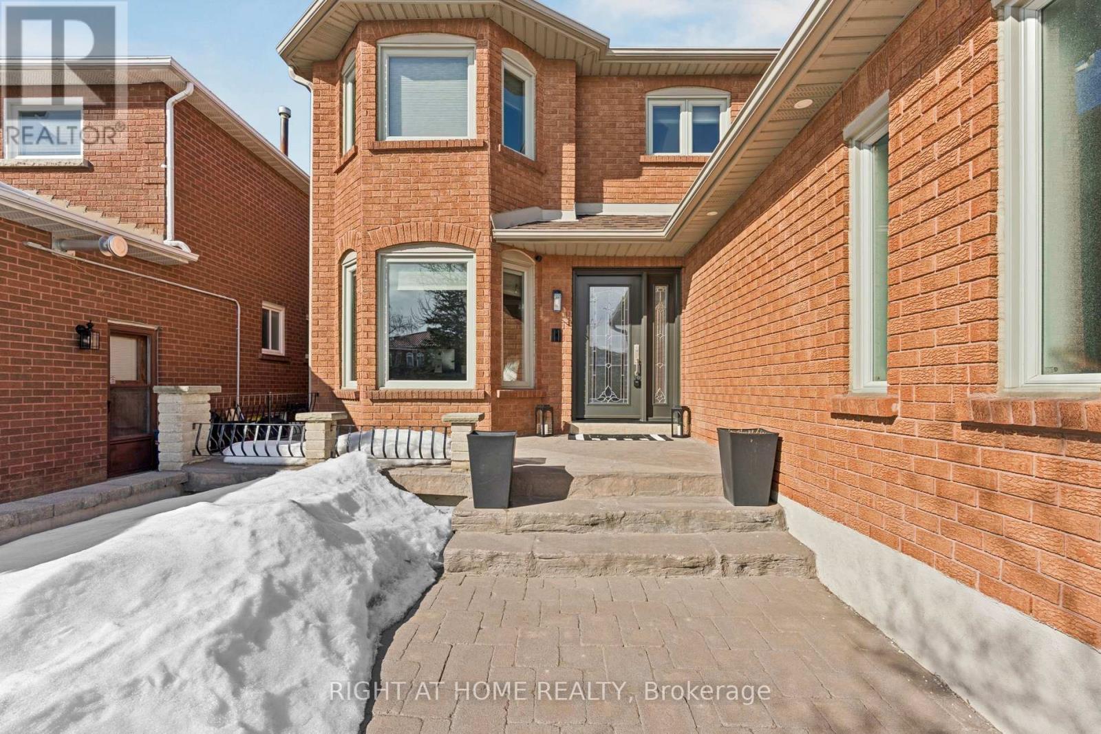 10 Claudia Avenue, Vaughan, Ontario  L4L 6S1 - Photo 2 - N12842528