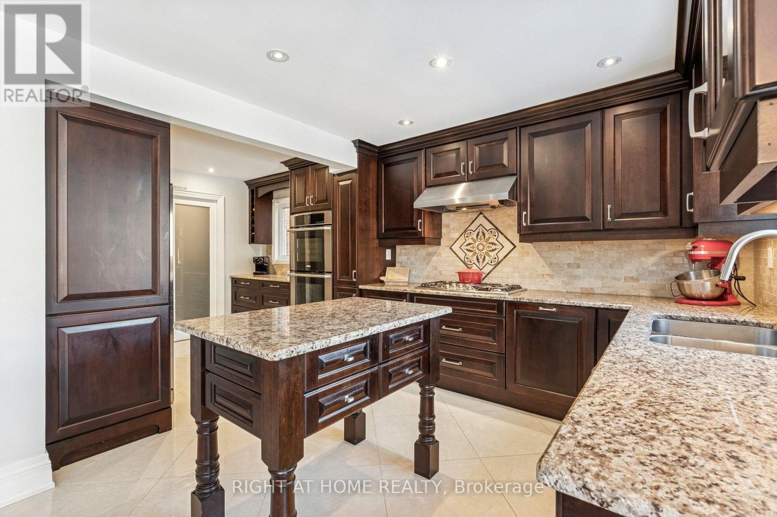 10 Claudia Avenue, Vaughan, Ontario  L4L 6S1 - Photo 12 - N12842528