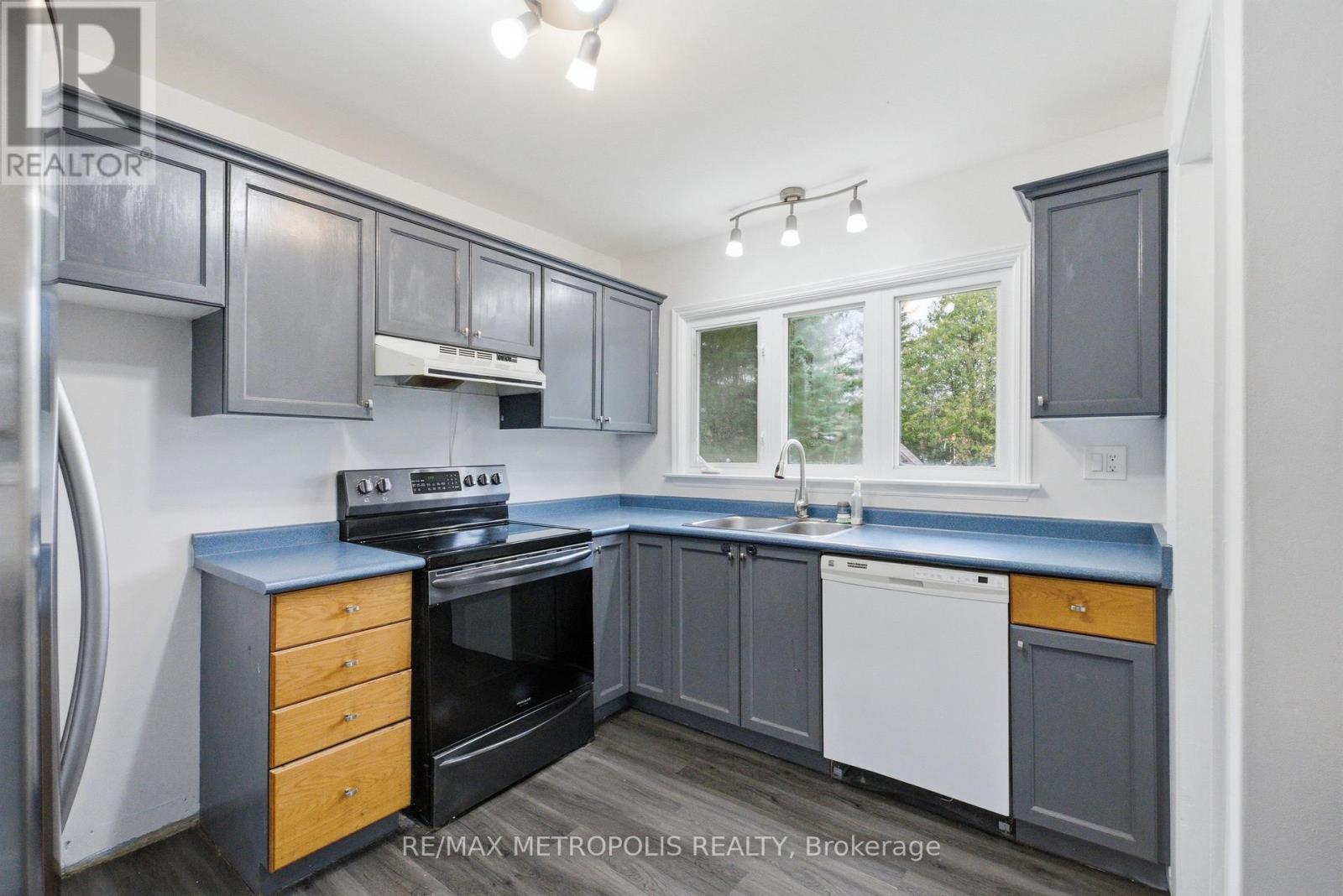 148 Winchester Road E, Whitby, Ontario  L1M 1X2 - Photo 2 - E13064912