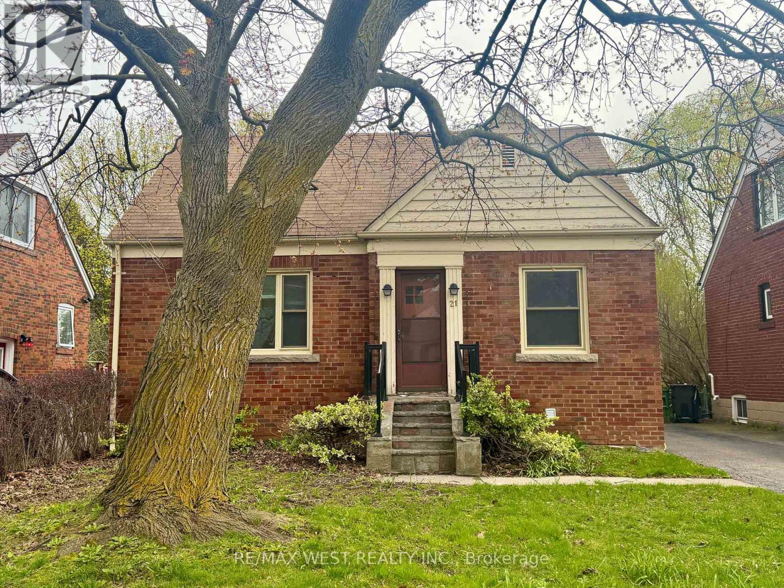 21 PLAXTON DRIVE, Toronto, Ontario