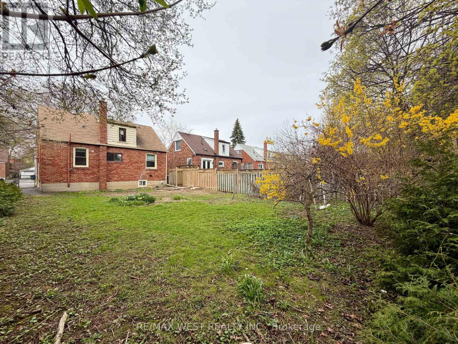 21 Plaxton Drive, Toronto, Ontario  M4B 2P6 - Photo 6 - E13064926