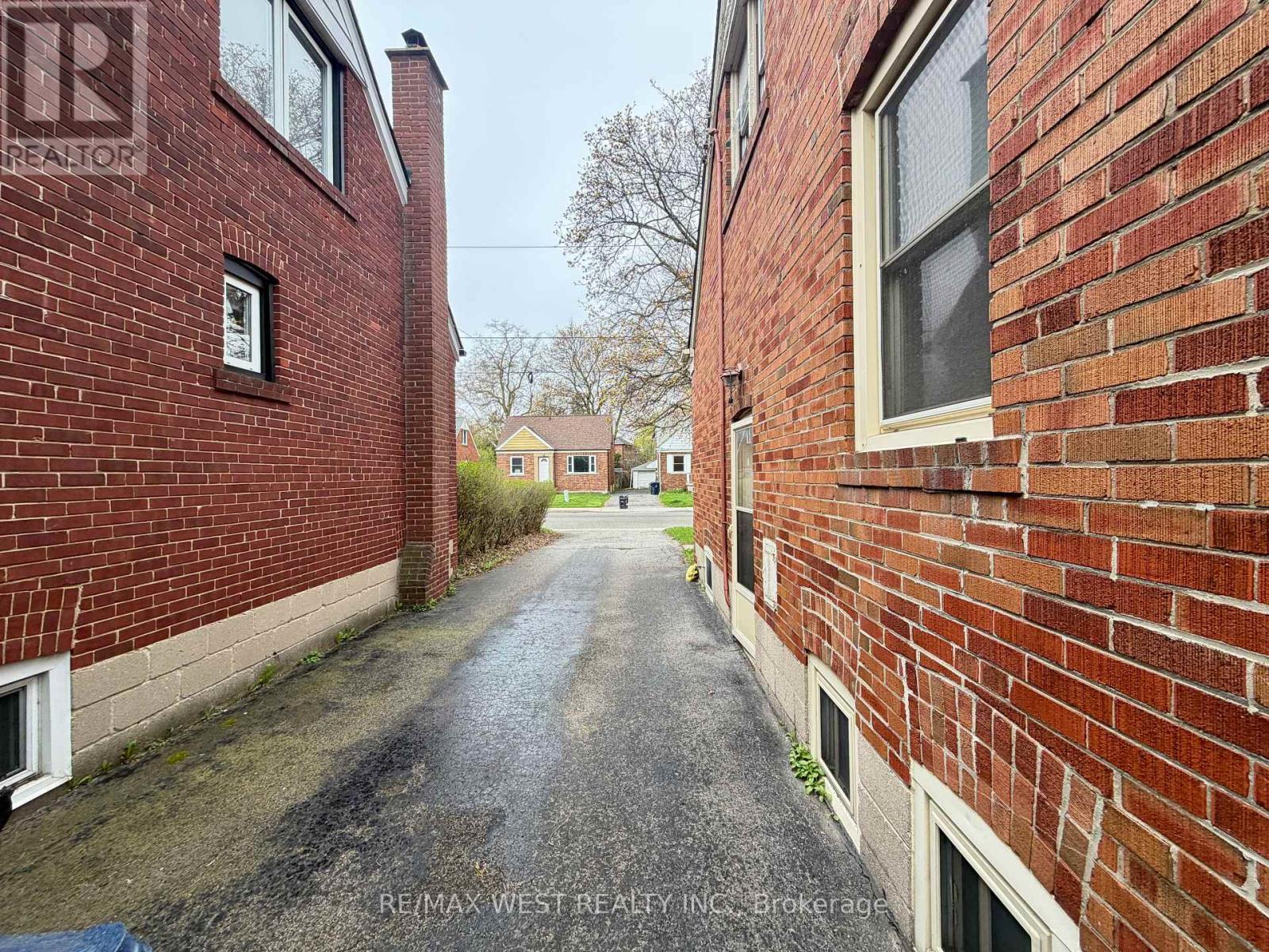 21 Plaxton Drive, Toronto, Ontario  M4B 2P6 - Photo 9 - E13064926