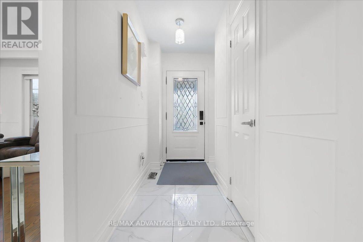 3218 Mainsail Crescent, Mississauga, Ontario  L5L 1H2 - Photo 2 - W13056858