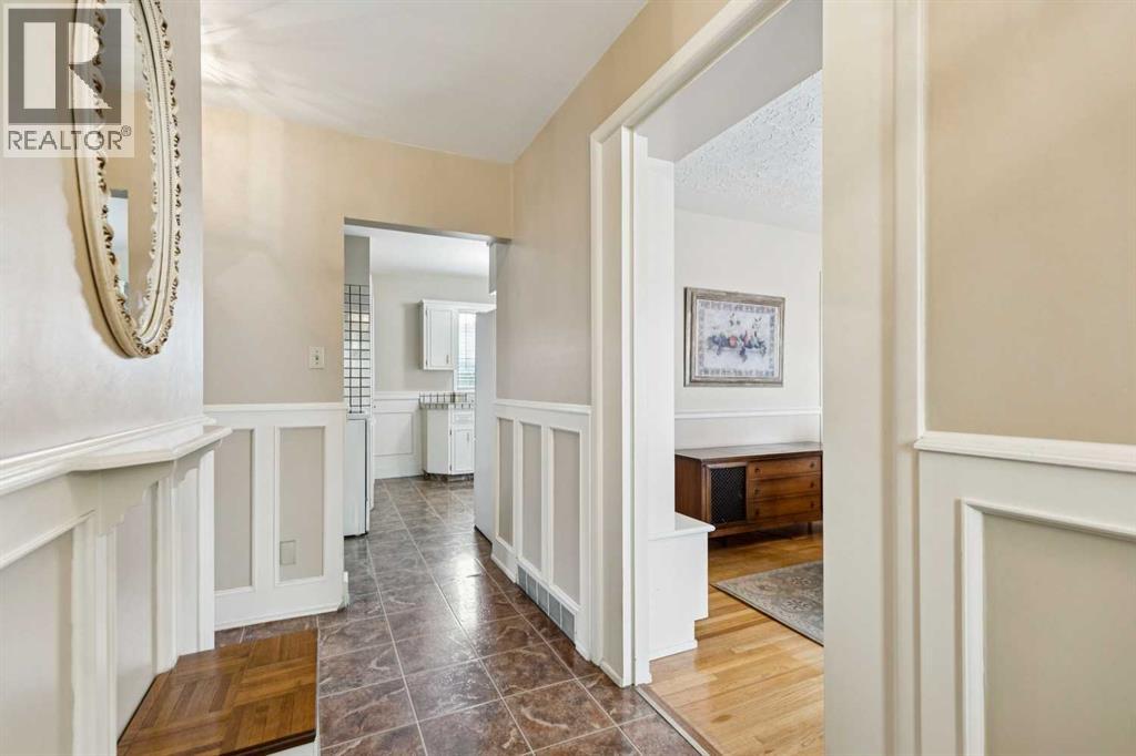 24 Westwood Crescent Sw, Calgary, Alberta  T3C 2W6 - Photo 3 - A2302603