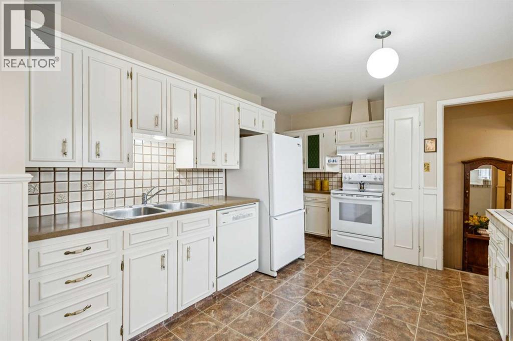 24 Westwood Crescent Sw, Calgary, Alberta  T3C 2W6 - Photo 10 - A2302603