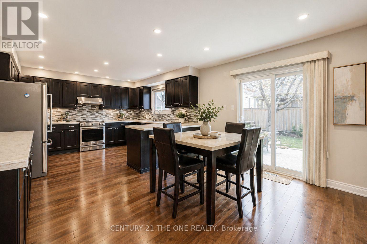 21 Larratt Lane, Richmond Hill, Ontario  L4C 9J1 - Photo 12 - N12976576