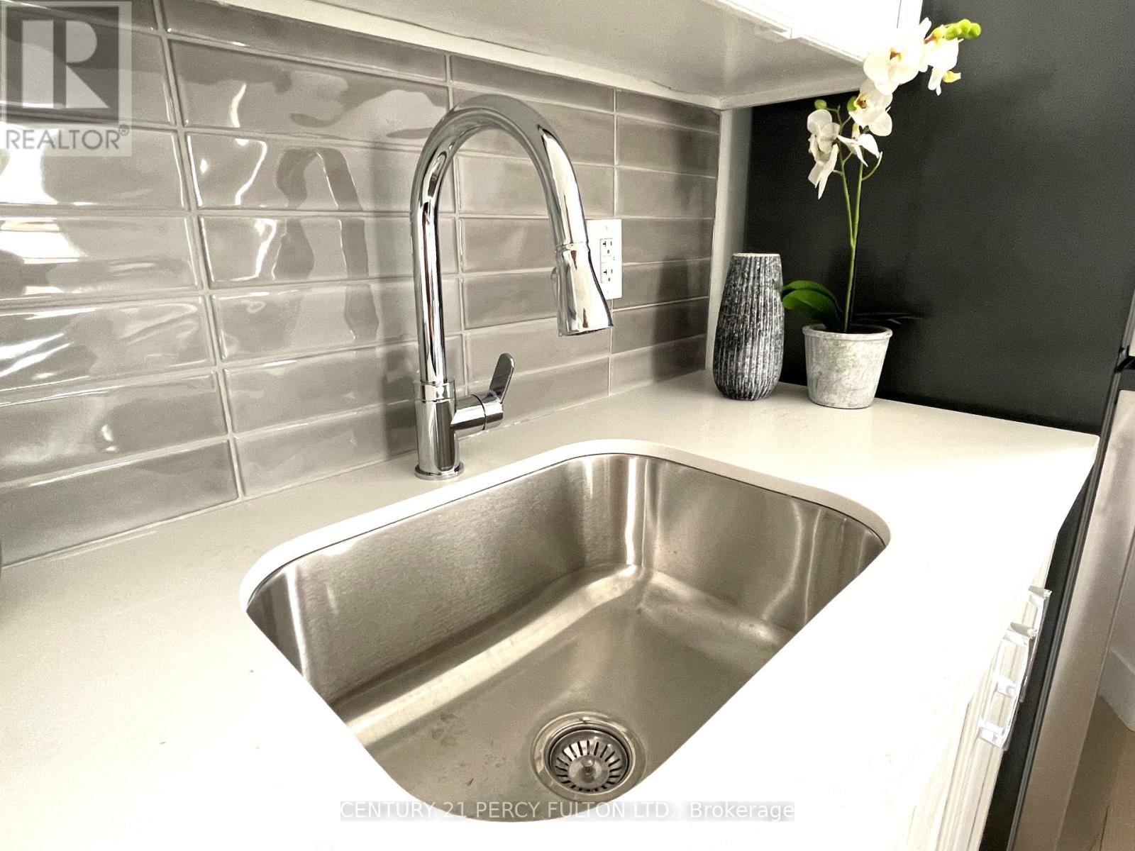 6 - 2373 Bloor Street W, Toronto, Ontario  M6S 1P6 - Photo 5 - W12626904