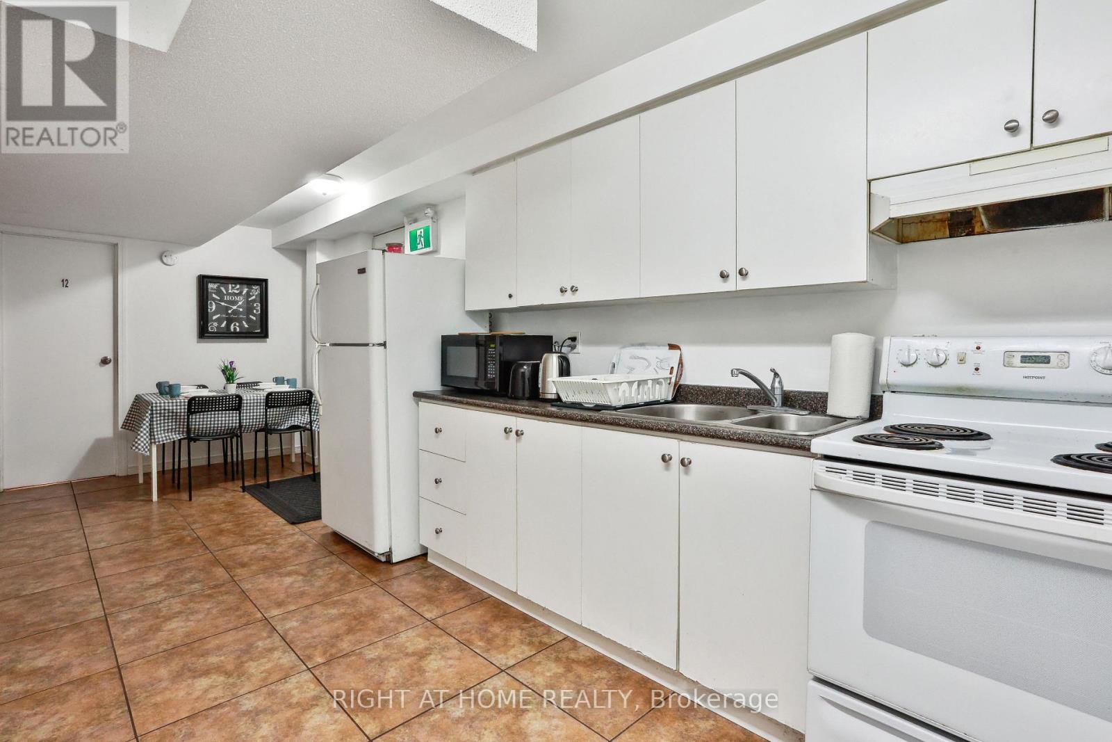 3 Herzberg Gardens, Toronto, Ontario  M3J 3P5 - Photo 19 - W12702240