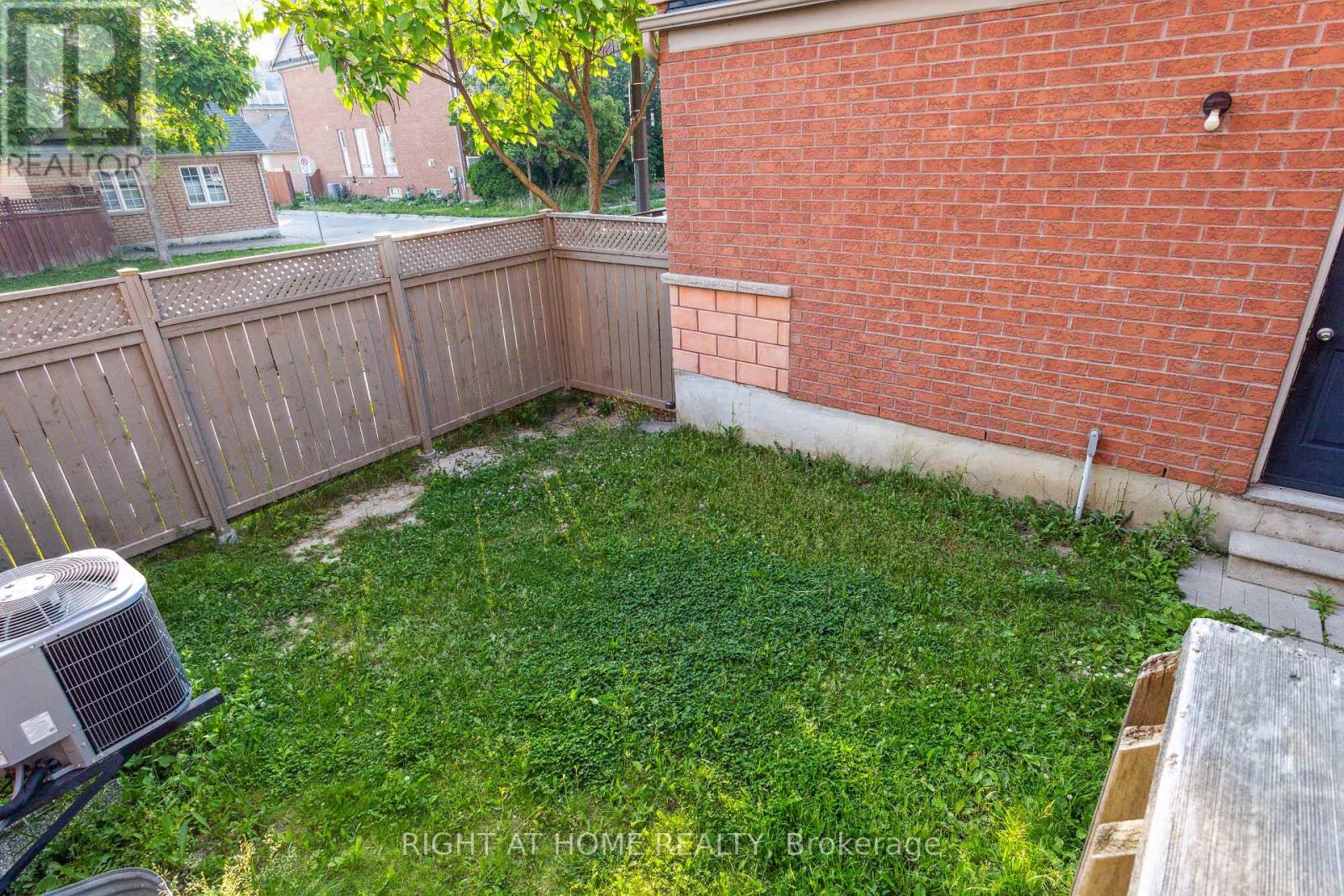3 Herzberg Gardens, Toronto, Ontario  M3J 3P5 - Photo 2 - W12702240