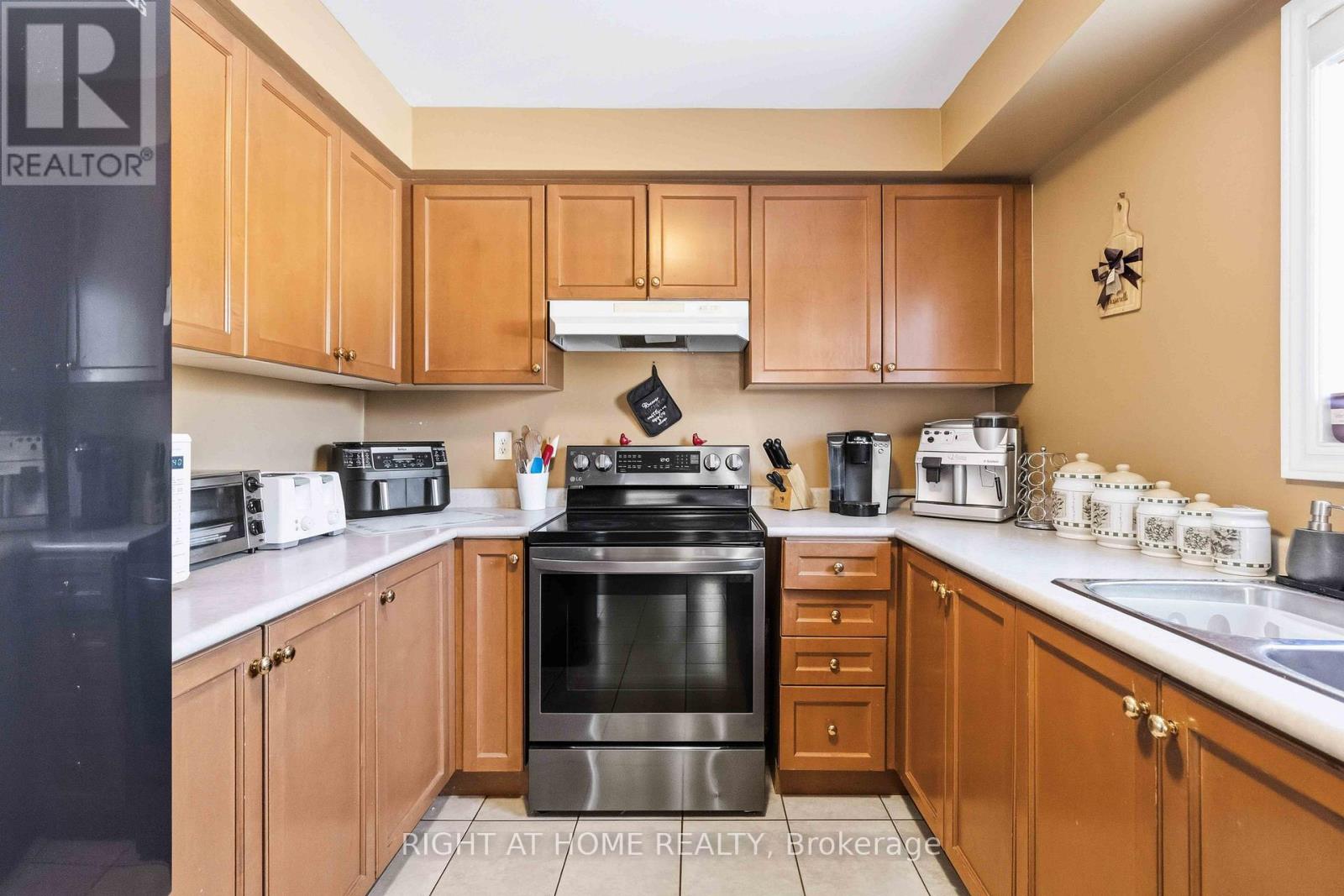 26 Courtsfield Crescent, Brampton, Ontario  L7A 2E3 - Photo 12 - W12937382