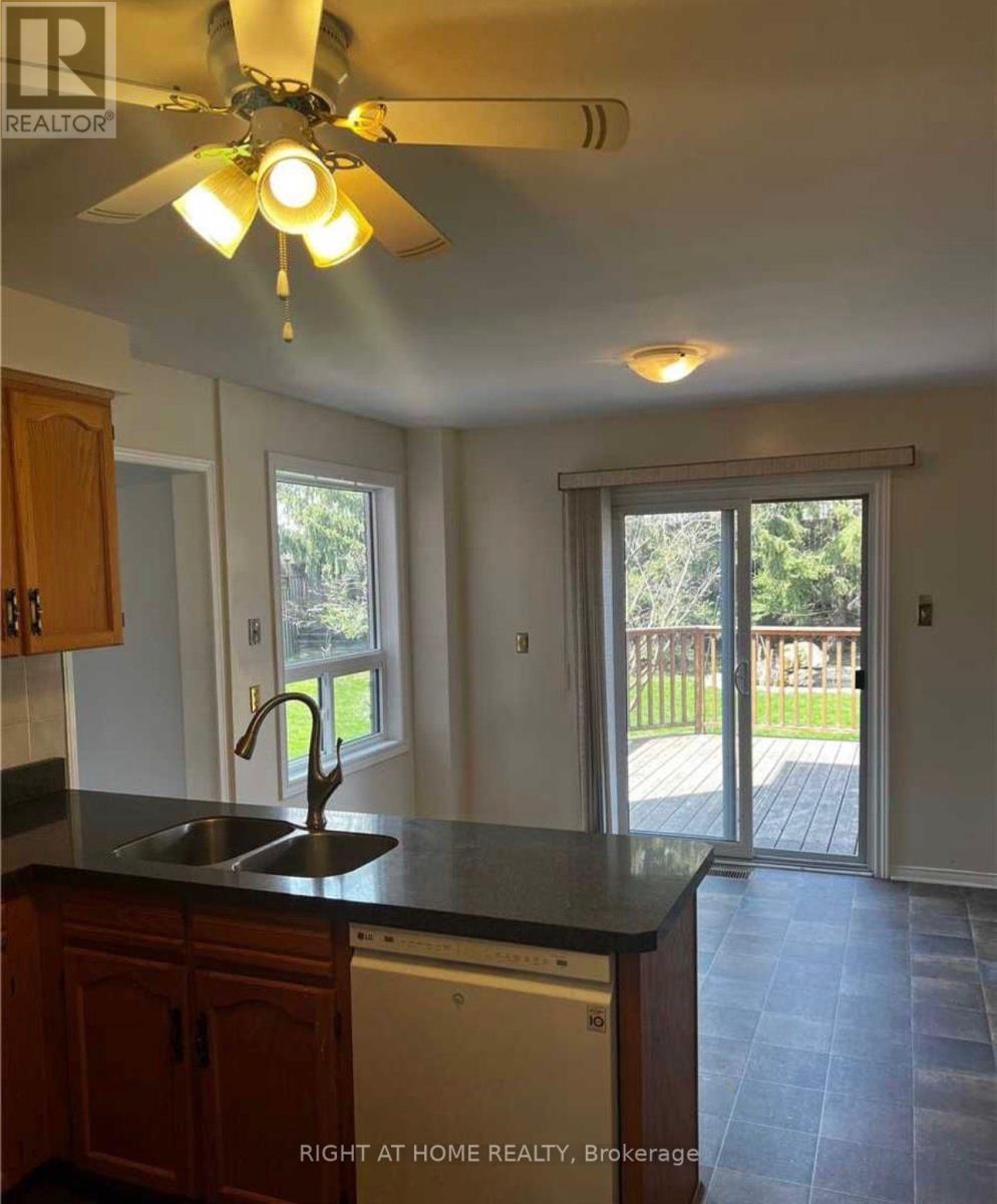 43 Doris Crescent, Newmarket, Ontario  L3Y 7V3 - Photo 5 - N12682778