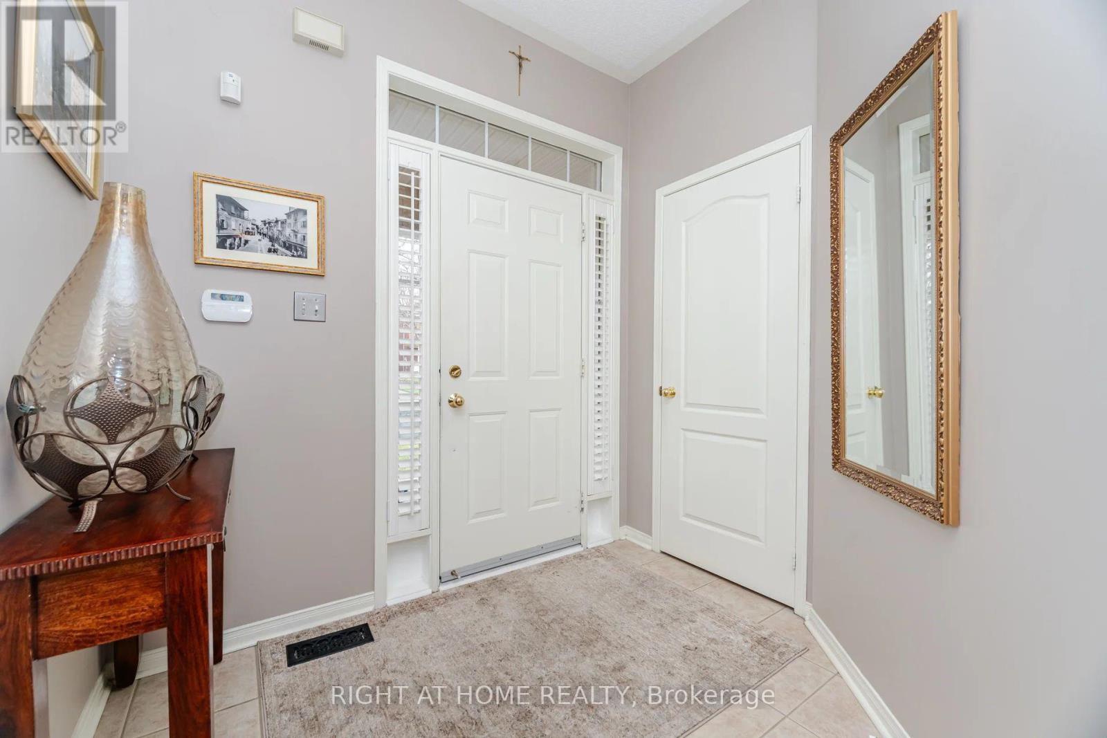 910 Oaktree Crescent, Newmarket, Ontario  L3X 2Z1 - Photo 3 - N12768604