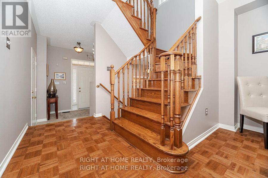 910 Oaktree Crescent, Newmarket, Ontario  L3X 2Z1 - Photo 4 - N12768604