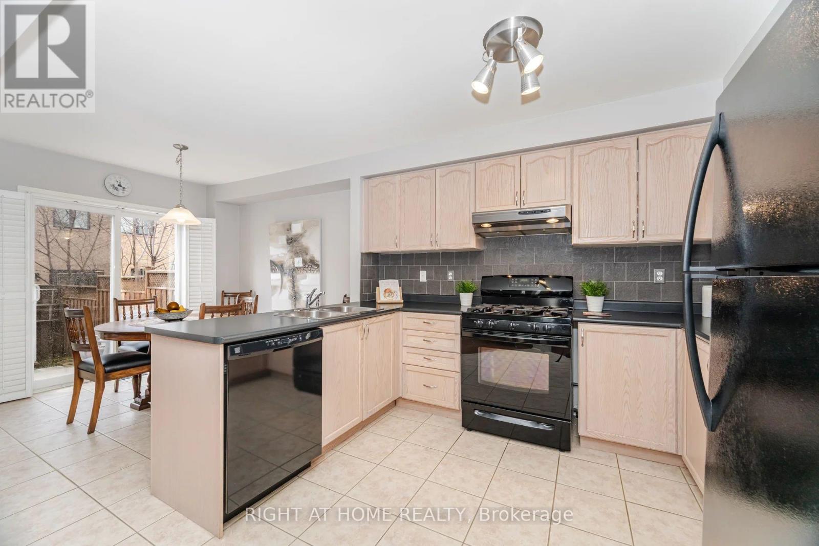 910 Oaktree Crescent, Newmarket, Ontario  L3X 2Z1 - Photo 8 - N12768604