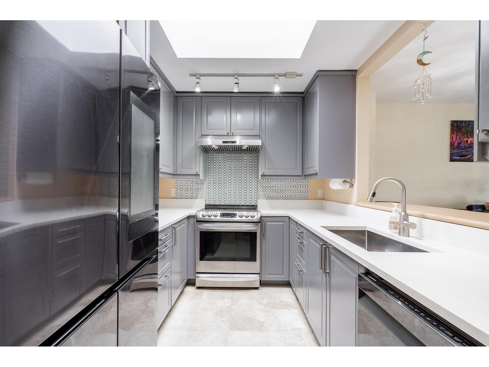 306 9763 140 STREET, Surrey, British Columbia