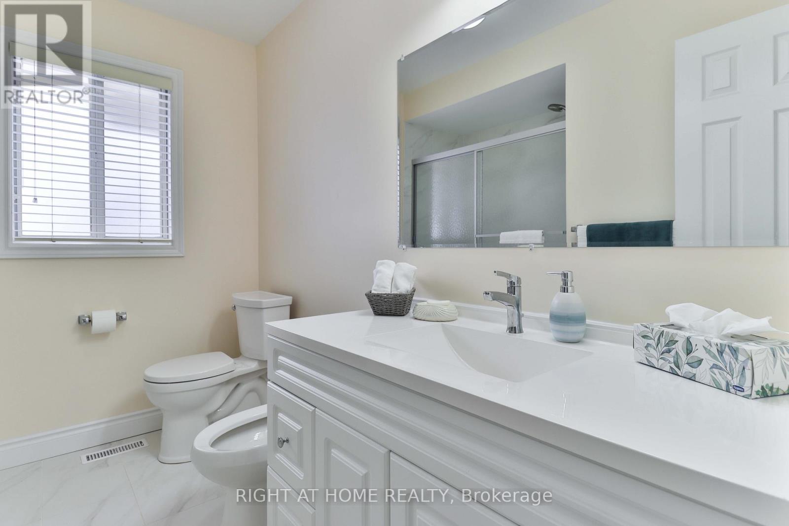 459 Maple Leaf Drive, Toronto, Ontario  M6L 1R1 - Photo 17 - W12714022