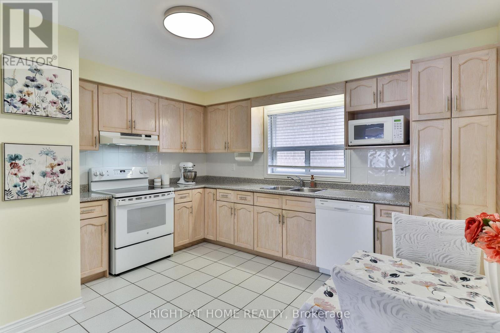 459 Maple Leaf Drive, Toronto, Ontario  M6L 1R1 - Photo 10 - W12714022