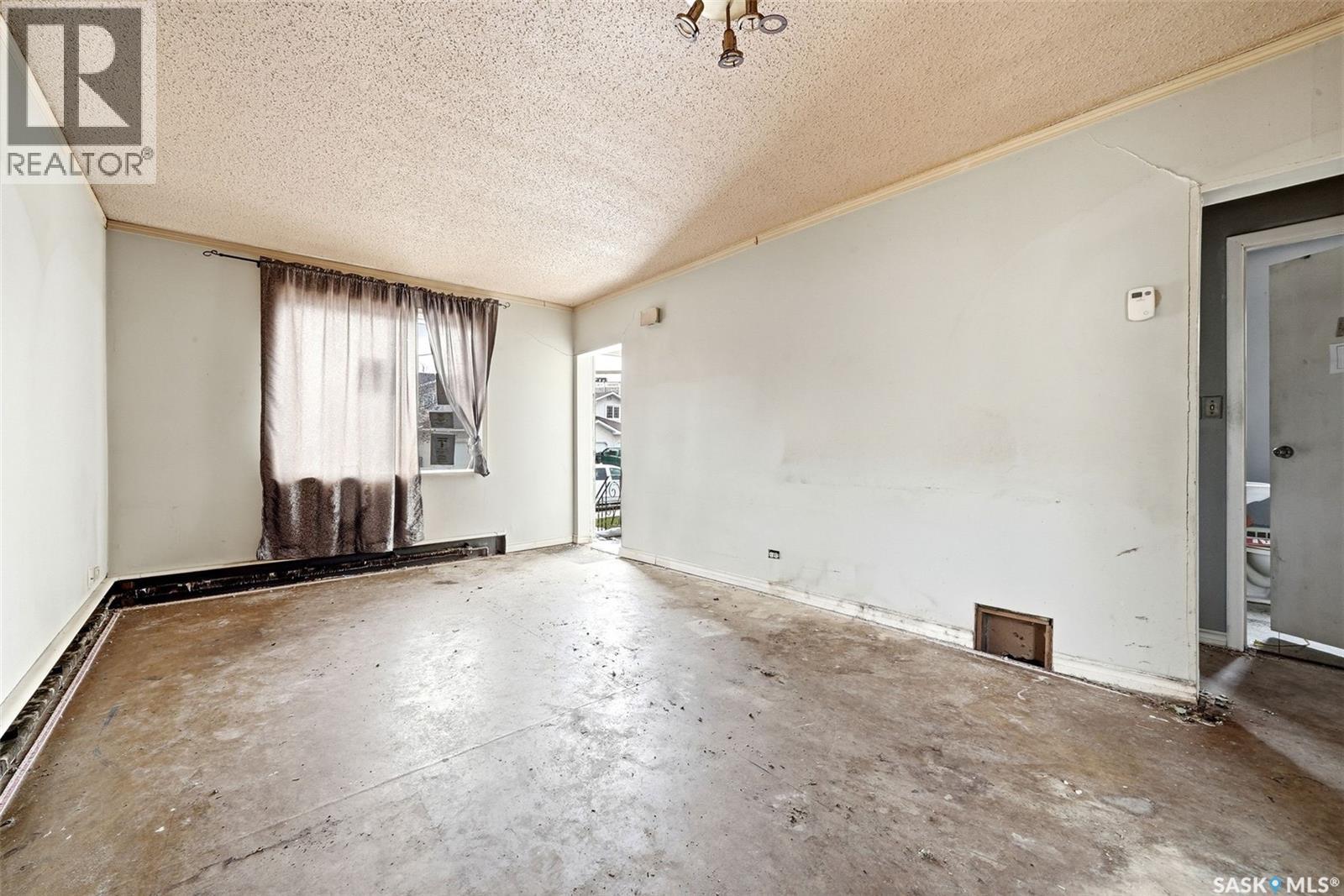2221 Atkinson Street, Regina, Saskatchewan  S4N 3X2 - Photo 3 - SK034495