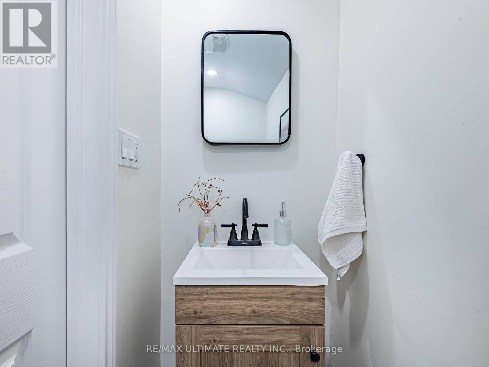 918 Ossington Avenue, Toronto, Ontario  M6G 3V1 - Photo 18 - W12853176