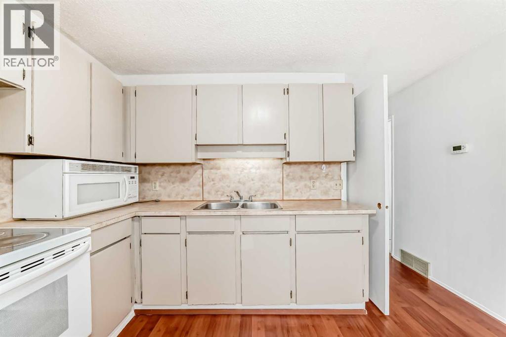 #11, 380 Bermuda Drive NW, Calgary, Alberta  T3K 2B2 - Photo 3 - A2282884
