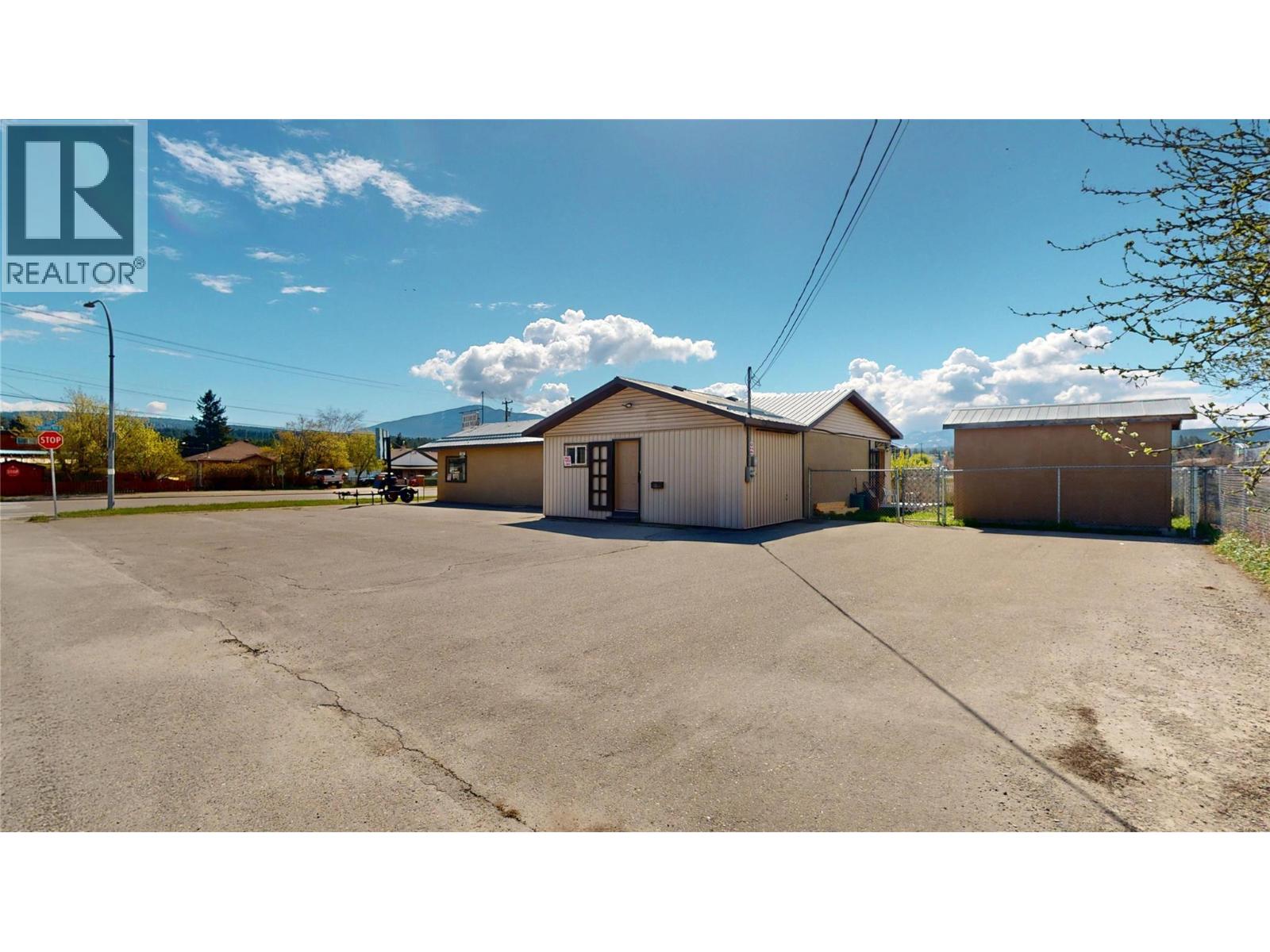 741 20th Avenue N, Cranbrook, British Columbia  V1C 3N4 - Photo 2 - 10385403