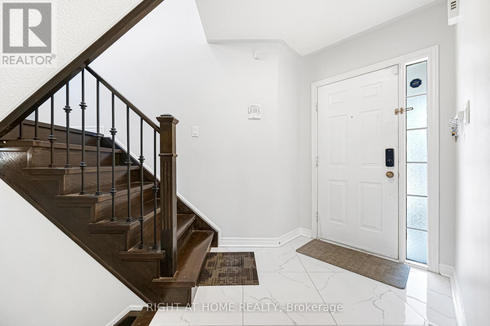 601 Claymeadow Avenue, Mississauga, Ontario  L5B 4H7 - Photo 2 - W12822050