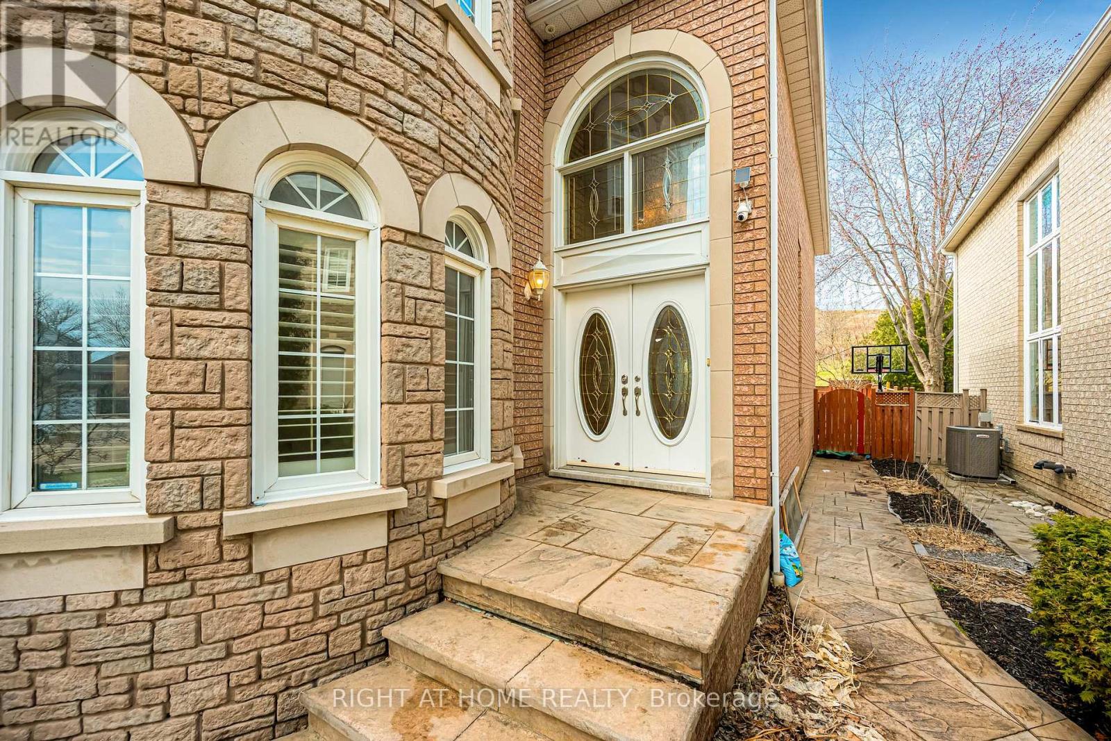 343 Bristol Road E, Mississauga, Ontario  L4Z 3V6 - Photo 3 - W12986894