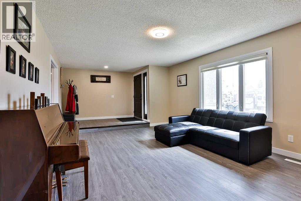 155e 100n, Raymond, Alberta  T0K 2S0 - Photo 3 - A2306481