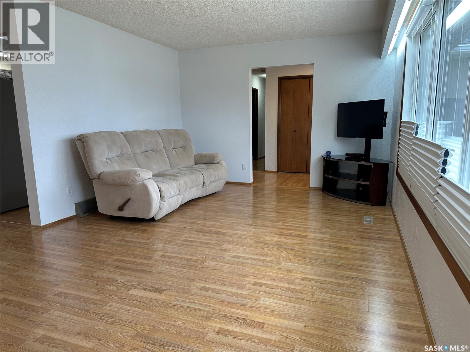 606 Staveley Crescent, Weyburn, Saskatchewan  S4H 2T6 - Photo 11 - SK034465