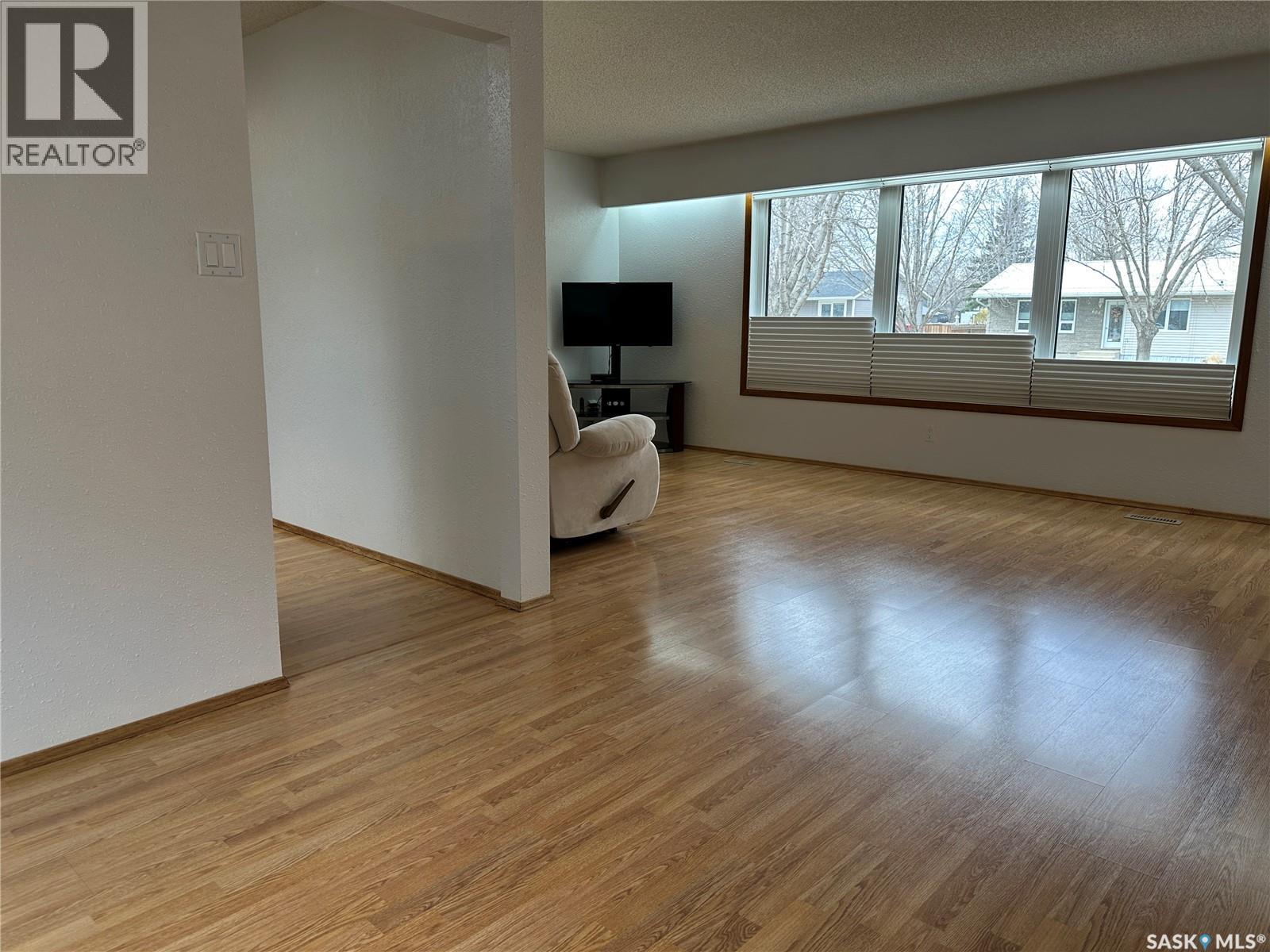 606 Staveley Crescent, Weyburn, Saskatchewan  S4H 2T6 - Photo 7 - SK034465