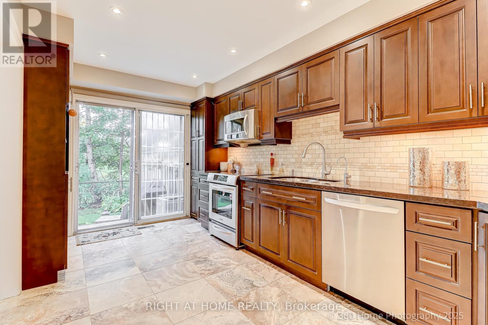 32 Heathcliffe Square, Brampton, Ontario  L6S 5P7 - Photo 3 - W12678360